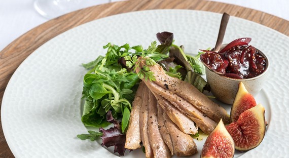 Salade gourmet, ventrèche et chutney de figues