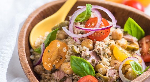 Salade estivale quinoa, thon, olive et basilic