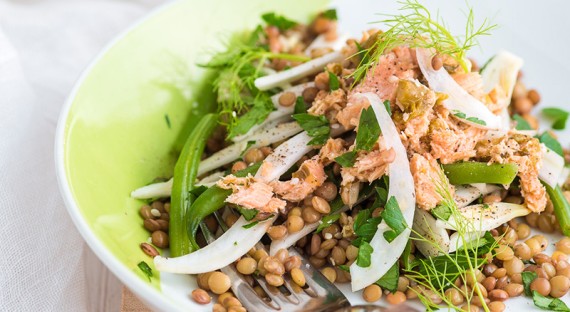 Salade croquante, lentilles, fenouil et saumon