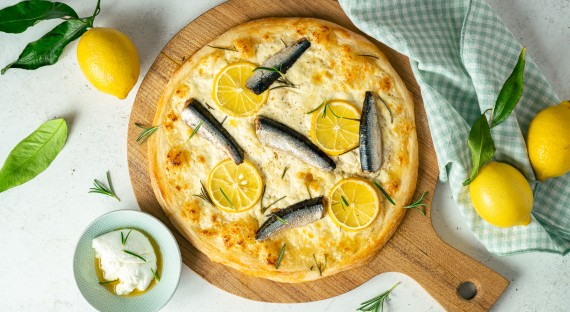 Pizza aux anchois, citron et burrata