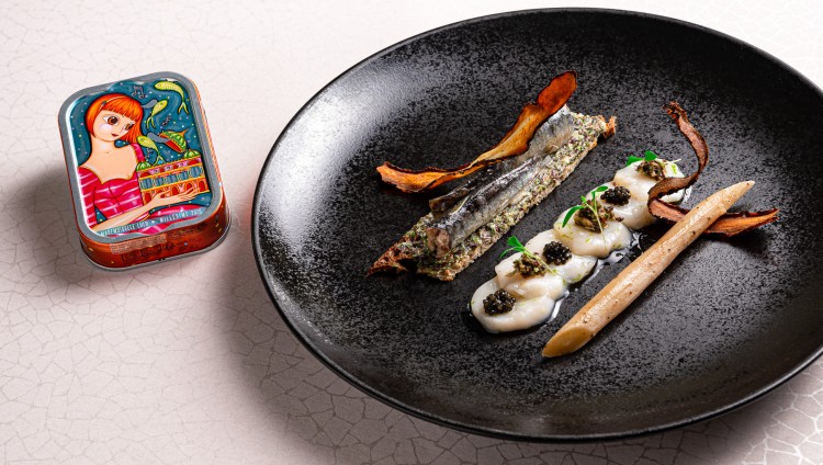 La sardine millésimée, Noix de Saint-Jacques marinées au caviar d’Aquitaine Salsifis confits et beurre aux algues de l’Ile de Ré par le chef Grégory Coutanceau
